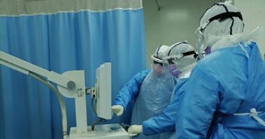 فريق طبى بـ"عزل جامعة المنصورة" ينقذ حياة مريضة بتركيب جهاز ضربات قلب.. صور