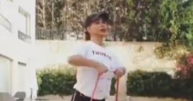 فيديو.. نوال الزغبى تمارس التمارين الرياضية فى حديقة منزلها.. والجمهور: عاش