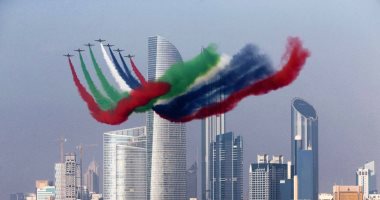 القوات الجوية الإماراتية تحلق فى سماء دبى للاحتفال بأبطال الكوادر الطبية