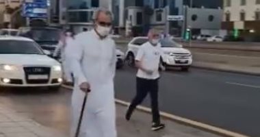 ألف كيلو متر × 49 يوما.. فيديو الوليد بن طلال يمارس رياضة المشى فى شوارع الرياض