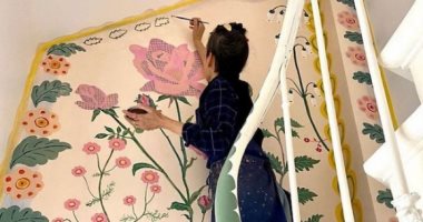 قصة ناتلى فنانة فرنسية حولت منزلها لجدارية من الزهور خلال العزل الصحى.. صور