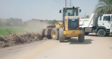 صور.. رفع 700 طن أتربة متراكمة وقمامة فى قرى مدينة الطود