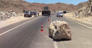 مجلس مدينة سفاجا: إزالة صخرة سقطت على طريق قنا سفاجا دون حدوث أى إصابات 