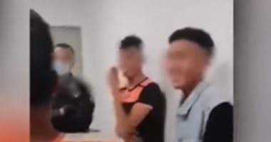 شرطى إيطالى يجبر تونسيين صفع بعضهما بعد هروبهما من مركز استقبال.. فيديو