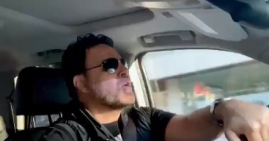 عاصى الحلانى يستمتع بقيادة سيارته فى شوارع بيروت على أنغام "بعشقك".. فيديو