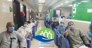  صور.. مستشفى إسنا للحجر الصحى تعلن خروج 14 شخصا عقب التعافى من كورونا