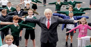 رئيس وزراء بريطانيا يزور مدرسة ابتدائية ويؤدى الأنشطة اليومية مع الطلاب