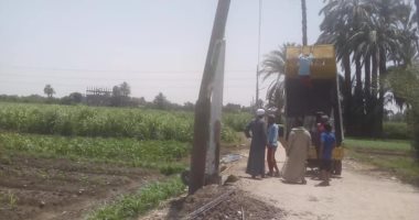 صور.. رئيس مدينة الطود يستجب لشكاوى الأهالى وزرع عامود كهرباء بقرية العديسات