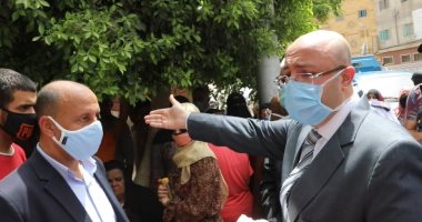 محافظ بني سويف يطالب المواطنين بارتداء الكمامات والتباعد أمام مكاتب البريد