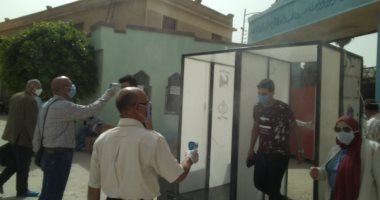 فيديو وصور.. توافد طلاب الثانوية على اللجان بكفر الشيخ وتسليمهم أدوات الوقاية