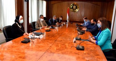 وزيرتا الصناعة والهجرة تعلنان اتاحة فرص عمل للـ23 مصرياً العائدين من ليبيا