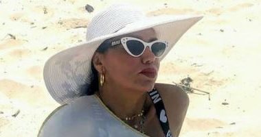 "ببوز البطة و مايوه أبيض" .. رانيا يوسف تستمتع بالعطلة الصيفية