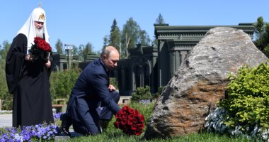 بوتين يضع إكليلا من الزهور عند النصب التذكارى لـ"أمهات المنتصرين".. فيديو