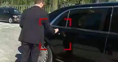 شاهد كيف يتعامل حرس الرئيس الروسى مع سيارة بوتين.. فيديو 