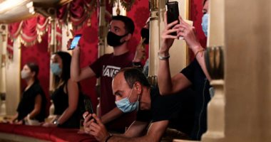 بالكمامات والصور التذكارية.. فرحة رواد دار الأوبرا الإيطالية بعد 4 شهور من الإغلاق