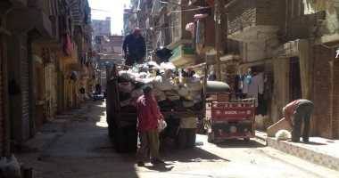 صور.. حملات نظافة لرفع تراكمات القمامة بشوارع المحلة