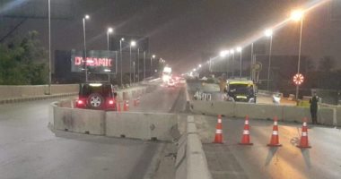 المرور: حواجز حديدية لفصل حركة السيارات بمحيط غلق طريق جسر السويس 