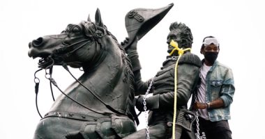 الشرطة الأمريكية تتصدى لمحاولة هدم تمثال "جاكسون" خلال الاحتجاجات.. صور 
