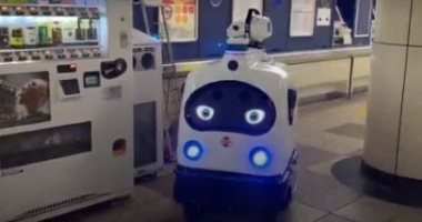 إنسان آلى جديد يعقم محطات القطارات فى طوكيو بوجه مبتسم.. فيديو