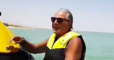 " الروقان كله" .. مصطفى فهمى وزوجته يستمتعان بالصيف ويركبان " الجيتسكى"