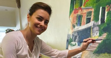 اللبنانية نور تتحول لـ "رسامة" ويستعيد ذكرياتها مع لوحاتها الفنية.. صور