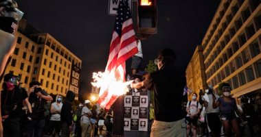 متظاهرون ضد العنصرية يحرقون العلم الأمريكى وسط واشنطن
