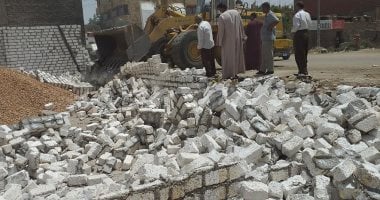  إزالة مبنى بدون ترخيص بمدينة إدفو بأسوان (صور)