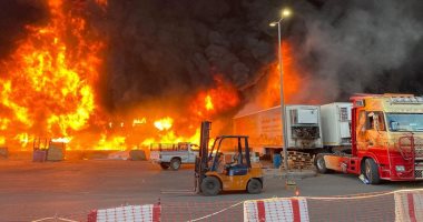 السعودية: أمير الجوف يتابع حريقا التهم  42 محلا فى سوق الخضار.. صور