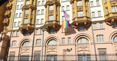 شاهد.. السفارة الأمريكية فى موسكو ترفع "علم المثلية" وروسيا تعلق