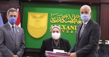 رئيس جامعة الإسكندرية يكرم زوجة طبيب توفى بفيروس كورونا