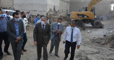 محافظ المنيا يحيل مدير التنظيم وفنيين للتحقيق بسبب أعمال بناء مخالف (صور)