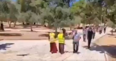 تعقيم المصلين على أبواب المسجد الأقصى للوقاية من عدوى كورونا.. فيديو