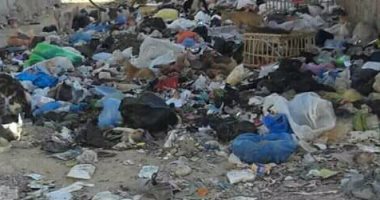 سيبها علينا.. شكوى من انتشار القمامة بقرية نجع عبدالرواف بالإسكندرية