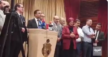 شاهد.. لحظة انسحاب صحفيين من مؤتمر كتلة الكرامة الداعم لحركة النهضة فى تونس