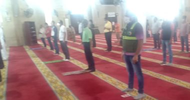 بوابة تعقيم وتباعد اجتماعى بصلاة الظهر فى مسجد أبو العباس بالإسكندرية