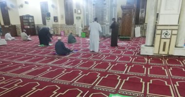 أداء أول صلاة فجر بعد فتح المساجد وسط إجراءات وقائية وتوزيع مصليات على المصلين