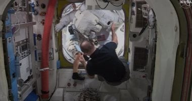 فيديو.. رواد فضاء يثبتون بطارية ليثيوم جديدة لمحطة الفضاء الدولية
