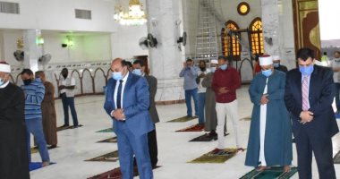 محافظ أسوان يؤدى صلاة المغرب بالمسجد الجامع ويطمئن على الإجراءات الاحترازية‎