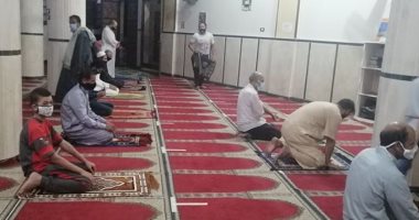  بالكمامة وسجادة الصلاة ..المساجد تستقبل أهالى عزبة سرور بشبين القناطر 