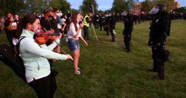 مظاهرات بعزف "الكمان" احتجاجا على وفاة إيليا ماكلين الأمريكى من أصل أفريقى