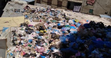 قارئ يشكو انتشار القمامة أعلى أسطح عدد من المحلات فى منطقة مطار النزهة