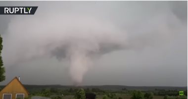 فيديو.. إعصار عملاق فوق منطقة روسية