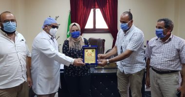 رئيس مدينة بلبيس يكرم نجل الدكتور أبو لبن ونواب المستشفى العام