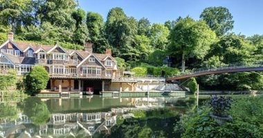 منزل فاخر على ضفاف نهر للبيع مقابل 4.5 مليون جنيه إسترلينى.. صور