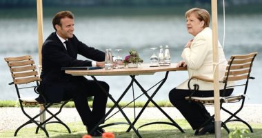 ميركل تراعى التبادل الاجتماعى فى لقائها رئيس فرنسا.. فيديو