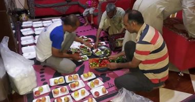 شباب قرية المريس فى الأقصر يدعمون المعزولين منزليا بالغذاء الصحى.. صور