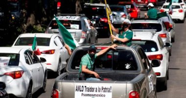 متظاهرون فى مسيرة بالسيارات لعزل رئيس المكسيك