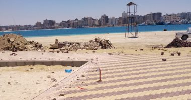 محافظ مطروح يتابع أعمال تطوير شاطئ روميل .. صور