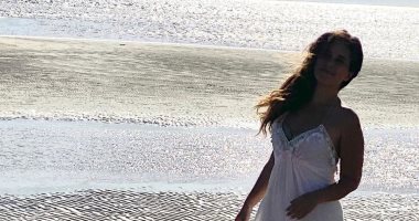 "عروسة البحر".. شيري عادل على الشاطئ وقت الغروب بفستان أبيض بسيط.. صور