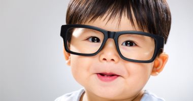 نصائح لتحسين رؤية طفلك.. تقليل وقت الشاشة والتغذية الصحية